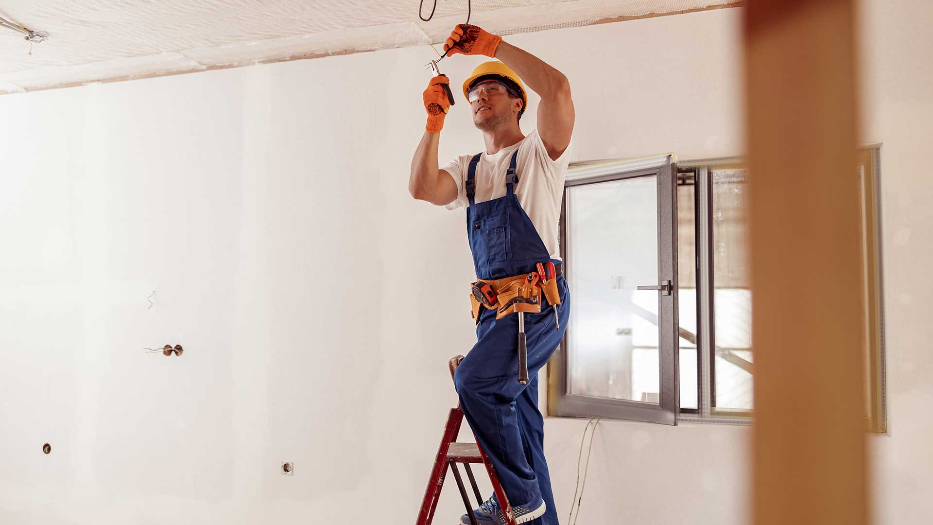 Electrician in Yarraville fixing light